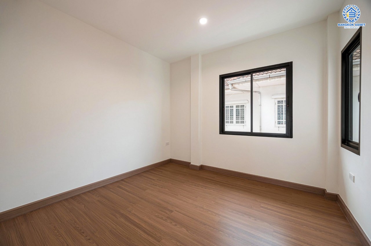 บ้านมือสองตกแต่งใหม่ โครงการ วรารมย์ เพชรเกษม81 แบรนด์ Q.House รองรับทุกความสุขใกล้ส่วนกลาง เนื้อที่ 64.1 ตร.ว. ฟังก์ชัน 4 ห้องนอน 3 ห้องน้ำ 1 ห้องอเนกประสงค์ จอดรถได้ 2 คัน บนทำเลใกล้ The Mall บางแค และเชื่อมต่อ ถนนกาญจนาฯ ถนนบางบอน และถนนพุทธมณฑลสาย4